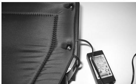 ROLAND FR-3B - Bloquer le câble de l'adaptateur et/ ou MIDI - 5