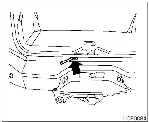 NISSAN PATHFINDER ARMADA 2004 - Retrait de la roue de secours et des outils du coffre - 2