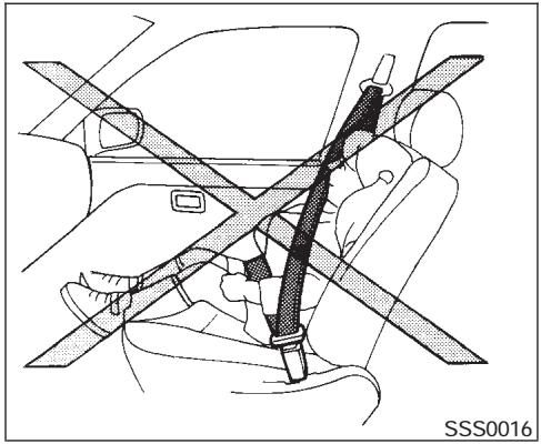 NISSAN PATHFINDER ARMADA 2004 - PRÉCAUTIONS CONCERNANT L'UTILISATION DES CEINTURES DE SÉCURITÉ - 2