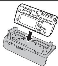 FUJI F810 - Pour charger la batterie avec une station d'accueil - 2