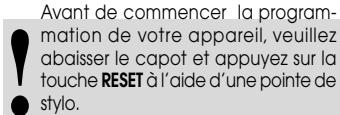 Avant de commencer la programmation de votre appareil, veuillez abaisser le capot et appuyez sur la touche RESET à l'aide d'une pointe de stylo.