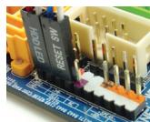 GIGABYTE GA-6ZMM7 - Připojeni Kabelú k Interním Konektoru - 1