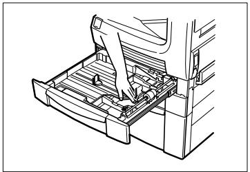 KONICA MINOLTA DI250F - Insertion du papier de réception - 2