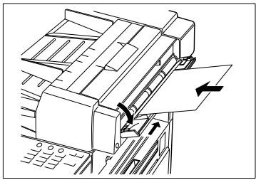 KONICA MINOLTA DI250F - Positionnement des documents dans l'introducteur de formats spéciaux - 1