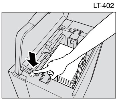 KONICA MINOLTA 7272 - Répétez les étapes 2 et 3 jusqu'à ce que la plaque de fond soit abaissee à fond. - 1