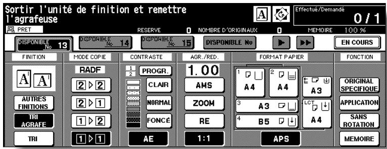 KONICA MINOLTA 7272 - Introduction d'une nouvelle cartouche d'agrafes dans le module de finition FS-110/210 - 1