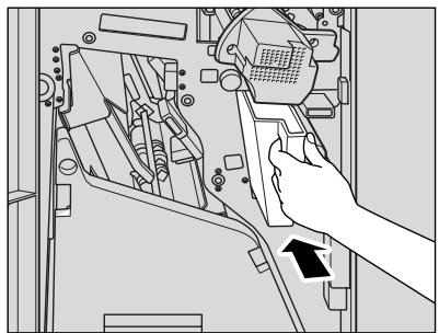 KONICA MINOLTA 7272 - Replacez la corbeille dans sa position d'origine, puis fermez la porte du module de finition. - 2
