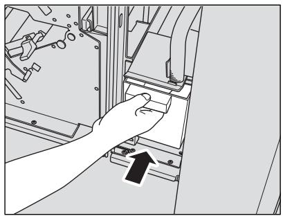 KONICA MINOLTA 7272 - Replacez la corbeille dans sa position d'origine, puis refermez bien la porte avant de l'unité de perforation / Pliage en Z. - 1