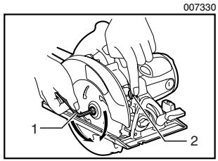 MAKITA 5007MG - Desmontaje o instalación del disco de sierra - 1