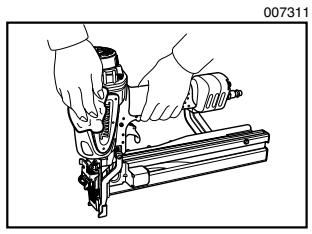 MAKITA AT1150A - Maintenance of stapler - 3