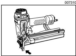 MAKITA AT1150A - Mantenimiento de la grapadora - 2