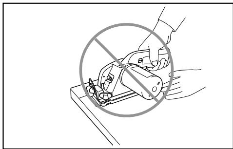 MAKITA HS300D - Causes and Operator Prevention of Kickback: - 3