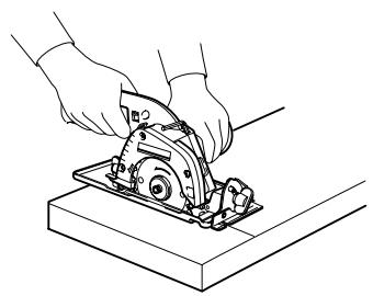 MAKITA HS300D - Causes and Operator Prevention of Kickback: - 4
