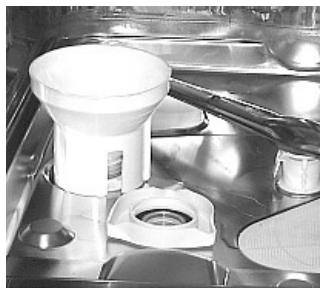 HOTPOINT-ARISTON LD 87 - Loading the salt. - 1