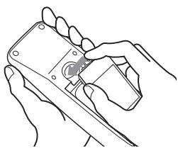 HITACHI 42PMA400E - 3) Fermez le couvercle du logement des piles. - 1