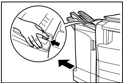KYOCERA DF-760 - Caricamento del contentatore della cartuccia pinzatrice A - 1