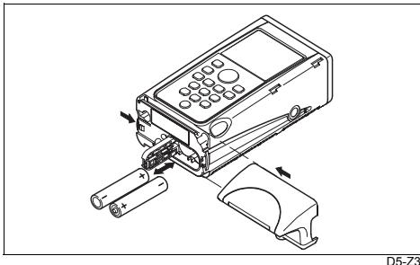 LEICA DISTO PLUS - Insertion/replacement des piles - 1