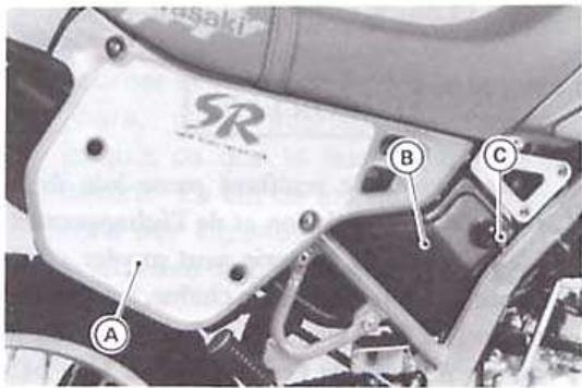 KAWASAKI KDX 125SR - Dépose de la batterie - 1