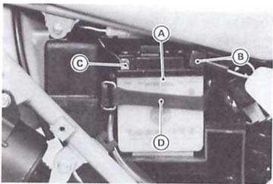KAWASAKI KDX 125SR - Dépose de la batterie - 2