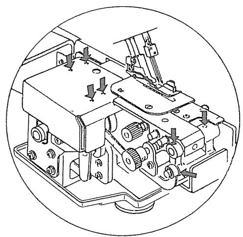 JANOME 204D - Nettoyage de la griffe d'entrainement - 3