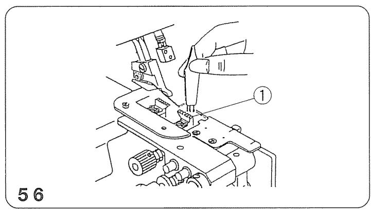 JANOME 204D - Nettoyage de la zone du couteau supérieur - 4
