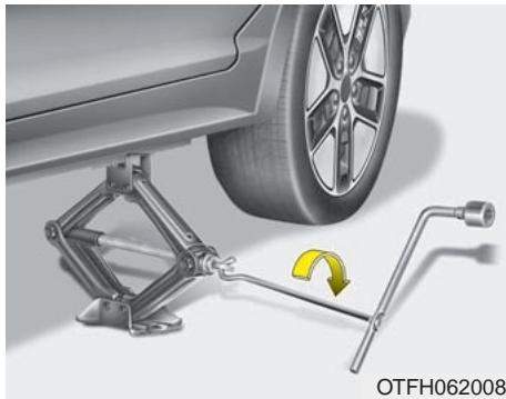 KIA OPTIMA HYBRIDE - Changer un pneu - 4