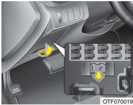 KIA OPTIMA HYBRIDE - Remplacer un fusible sur le panneau interieur - 1