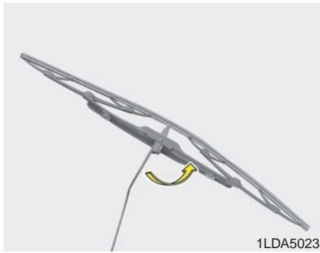 KIA OPTIMA HYBRIDE - Remplacement des lames d'essuie-glace - 1