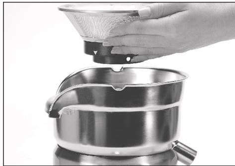 BREVILLE BJB840XL - ASSEMBLING THE JUICE EXTRACTOR - 2