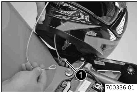 KTM 1190 RC8 FR - Monter le dispositif de verrouillage du casque sur le véhicule - 1