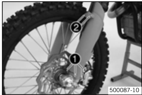 KTM 530 XCR-W USA - Positionner les protections de fourche - 1