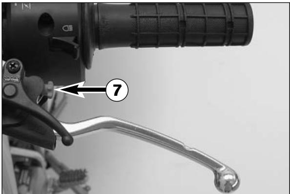 KTM 640 LC4 ENDURO - Contrôle du niveau d'huile de l'embrayage hydraulique - 1