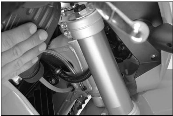 KTM 640 LC4 ENDURO - Vidange et purge du remplacement du filtre fin, circuit d'huile - 3