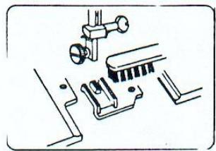 PRIVILEG MACHINE A COUDRE - Démontage et montage de l'anneau de la coursière : - 6