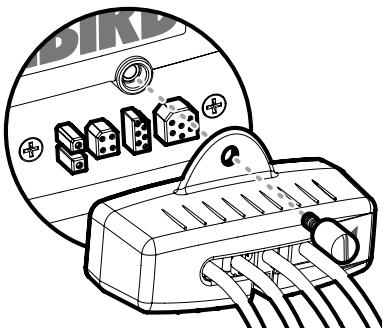 HUMMINBIRD 957C - Câbles achemés derrière le support de montage - 4