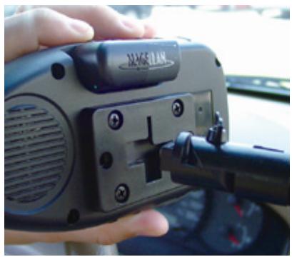 MAGELLAN ROADMATE 300 - Installation à l'aide du support de fixation pour pare-brise - 2