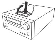 ONKYO CR-445 - Insertion de votre ipod dans le socle pour ipod de l'ampli-tuner CD. - 1