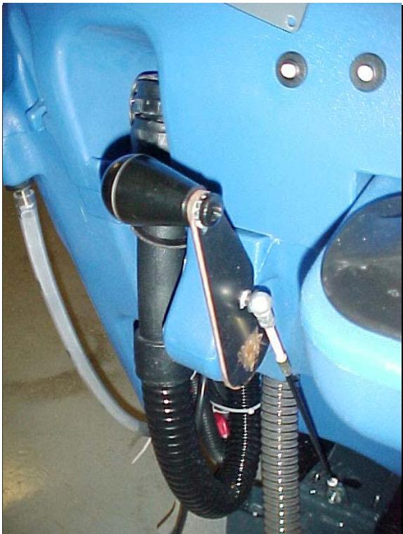 NILFISK SCRUBTEC BOOST 8 - Befüllen des Lösungsmitteltanks - 4
