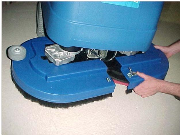 NILFISK SCRUBTEC BOOST 8 - MASCINE FÜR DEN BETRIEB VORBEREITEN - 2