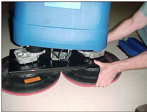 NILFISK SCRUBTEC BOOST 8 - MASCINE FÜR DEN BETRIEB VORBEREITEN - 3