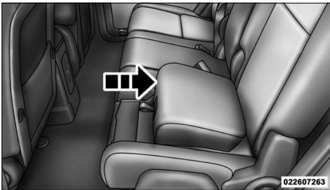 FIAT FREEMONT 2011 - Siège d'appoint pour infant intégré - Selon l'équipement - 2