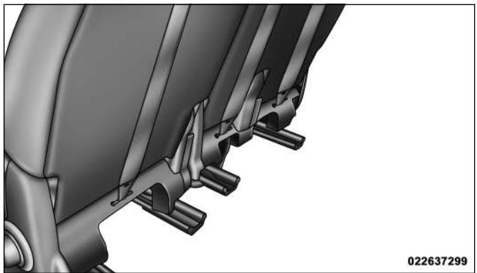 FIAT FREEMONT 2011 - Installation d'un siège pour enfant à l'aide des ceintures de sécurité du vehicule - 1