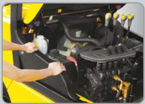 HYUNDAI 35L-7 - Changement aisé du filtré à air - 1