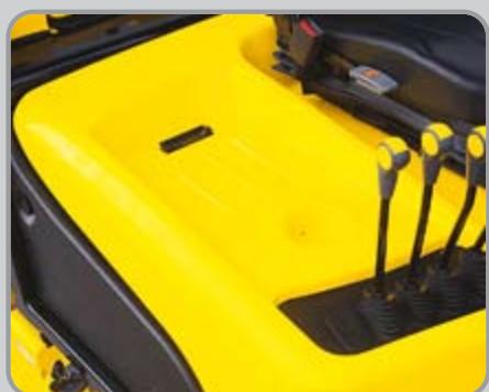 HYUNDAI 35L-7 - Pédales positionnées de manière ergonomique - 1