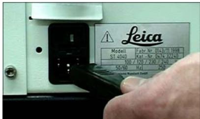 LEICA ST4040 - Branchement du câble d'alimentation à la machine - 2