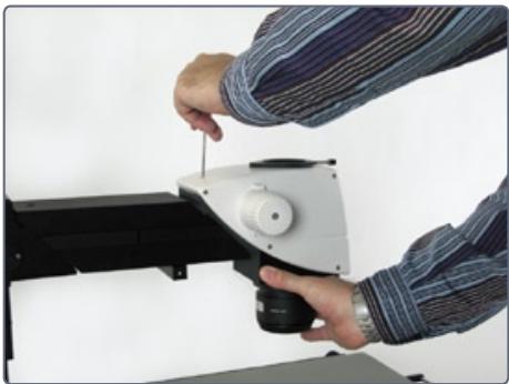LEICA XL UNIVERSAL BASE - Montage du corps de microscope - 2