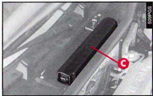 ALFA ROMEO 166 - FUSIBLES ET RELAIS DANS LE BAC DES SERVICES - 2