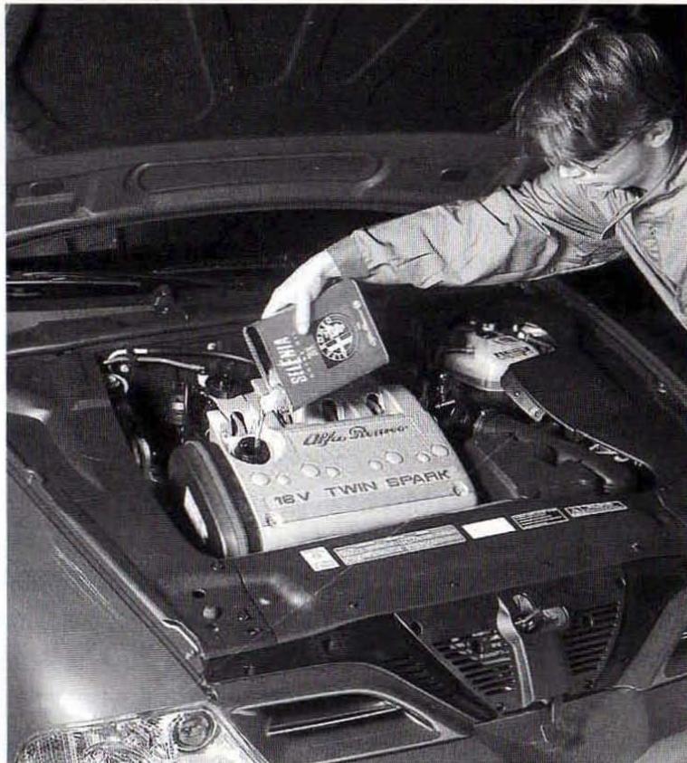 ALFA ROMEO 166 - VIDANGE DE L'HUILE. 35.000 EXPERTS RECOMMANDENT SELENIA - 1