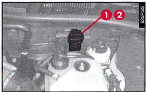 ALFA ROMEO 166 - FUSIBLES ET RELAIS DANS LE COMPARTIMENT MOTEUR - 1