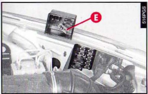 ALFA ROMEO 166 - FUSIBLES ET RELAIS DANS LE COMPARTIMENT MOTEUR - 4